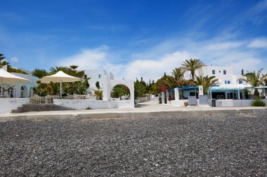 Siyah volkanik taşlar ve otel beach göster, Santorini Island, Yunanistan