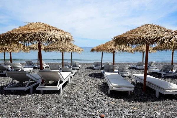 用黑色的火山石头在希腊圣托里尼岛的海滩 — 图库照片