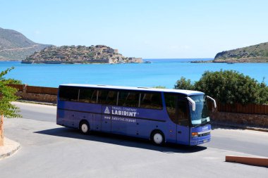 Girit, Yunanistan - 15 Mayıs: Turist ulaşım otobüs giriş otel ve görünüm Spinalonga adada 15 Mayıs 2014 Girit, Yunanistan'ın yakındır. Kadar 16 milyon turist Yunanistan 2014 yılında ziyaret etmesi bekleniyor.