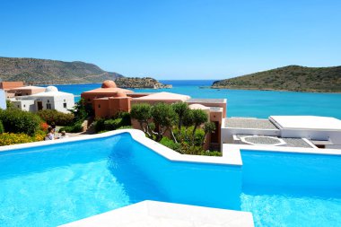 Yunanistan 'ın Girit kentindeki Spinalonga Adası manzaralı lüks bir otelde havuz.