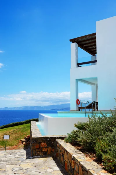 在海景 希腊克里特岛的豪华酒店的游泳池 — 图库照片