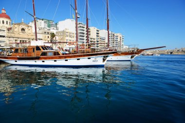 Sliema, Malta - 22 Nisan: Hera üzerinde 22 Nisan 2015 Sliema, Malta için yatlar ve Valletta görünümü yolculukları. Daha sonra 1,6 milyon turist Malta 2015 yılında ziyaret bekleniyor.