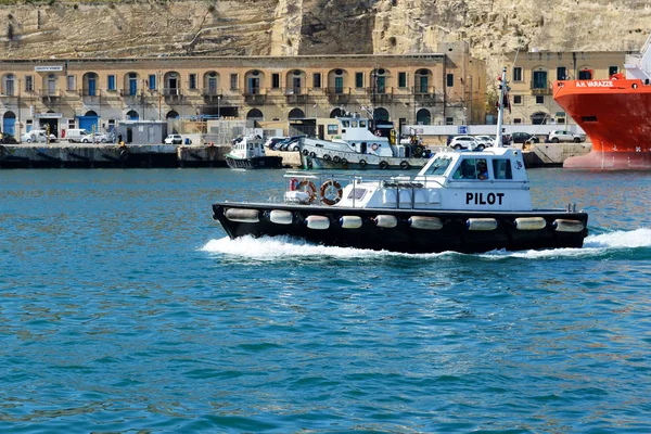 VALLETTA, MALTA - 22 de abril: O navio piloto está no porto em 22 de abril de 2015 em Valletta, Malta. Mais de 1,6 milhões de turistas é esperado para visitar Malta no ano 2015 . — Fotografia de Stock
