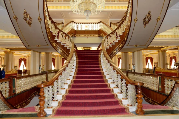 АНТАЛИЯ, ТУРКЕЙ - 23 апреля 2014 года в Анталии, Турция, в лобби роскошного отеля "Мардан Палас" считается самым дорогим в Европе курортом класса люкс. Он был открыт в 2009 году и стоит $1,4 млрд. . — стоковое фото