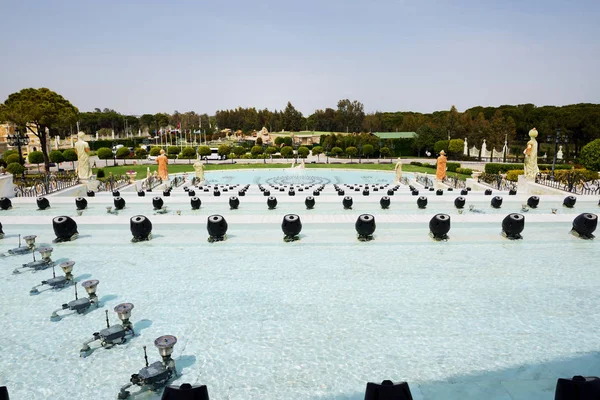 ANTALYA, TURQUÍA - 23 DE ABRIL: El hotel de lujo Mardan Palace es considerado el resort de lujo más caro de Europa el 23 de abril de 2014 en Antalya, Turquía. Se abrió en 2009 y cuesta $1.4 mil millones. — Foto de Stock
