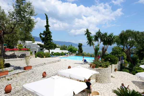 CORFU, GREEES - 16 DE MAYO: Los turistas están de vacaciones en un hotel de lujo el 16 de mayo de 2016 en Corfú, Grecia. Hasta 16 millones de turistas se espera que visite Grecia en el año 2016 . —  Fotos de Stock