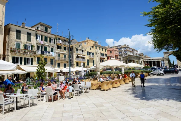 KERKYRA, GREEES - 17 DE MAYO: Los turistas están en la calle y en los cafés el 17 de mayo de 2016 en Kerkyra, Grecia. Hasta 16 millones de turistas se espera que visite Grecia en el año 2016 . —  Fotos de Stock