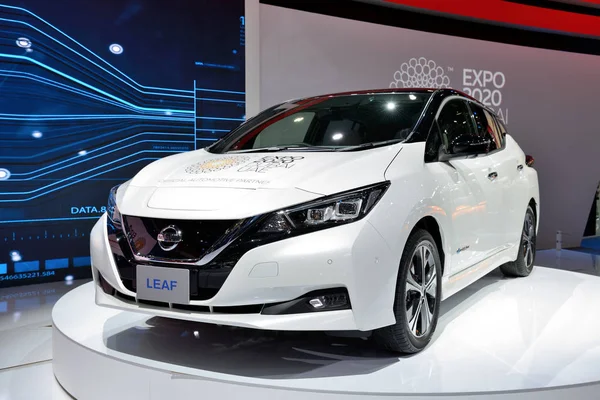 DUBAI, Emiratos Árabes Unidos - 18 de noviembre: El nuevo Nissan 2018 Leaf coche eléctrico está en Dubai Motor Show 2017 el 18 de noviembre de 2017 —  Fotos de Stock