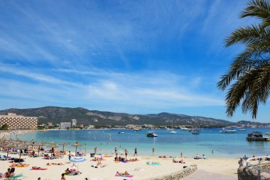 MALLORCA, İspanya - 29 Mayıs 2015 tarihinde İspanya 'nın Mallorca kentinde tatil yapan turistler. 2015 yılında turistlerin İspanya 'yı ziyaret etmesi bekleniyor.