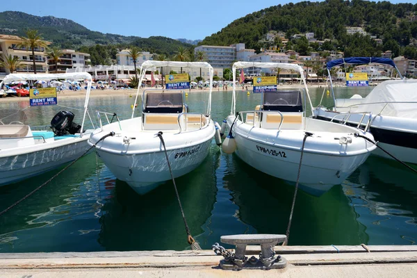 MALLORCA, SPAIN - JUNE 2: The marina and tourists enjoiying their vacation in Port de Soller on June 2, 2015 in Mallorca, Spain. Up to 60 mln tourists is expected to visit Spain in year 2015. — Stock Photo, Image