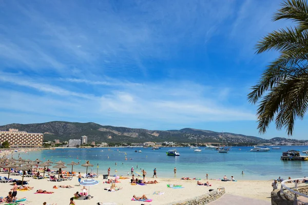 MALLORCA, SPAIN - MAY 29: The tourists enjoiying their vacation on the beach on May 29, 2015 in Mallorca, Spain. Up to 60 mln tourists is expected to visit Spain in year 2015. — Stock Photo, Image