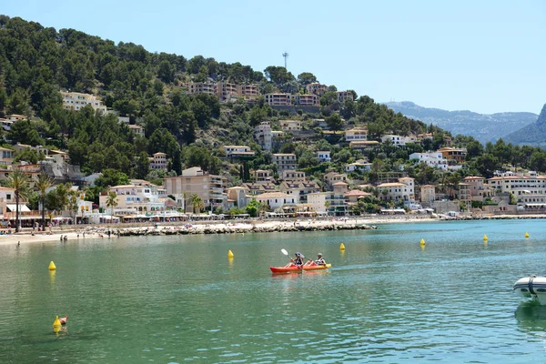 MALLORCA, SPAIN - JUNE 2: The marina and tourists enjoiying their vacation in Port de Soller on June 2, 2015 in Mallorca, Spain. Up to 60 mln tourists is expected to visit Spain in year 2015. — Stock Photo, Image