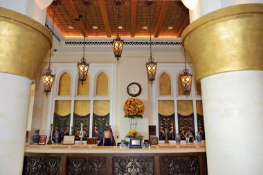 Dubai, Birleşik Arap Emirlikleri - 9 Eylül: Lobi ve 9 Eylül 2013 Madinat Jumeirah luxury hotel Dubai, Birleşik Arap Emirlikleri