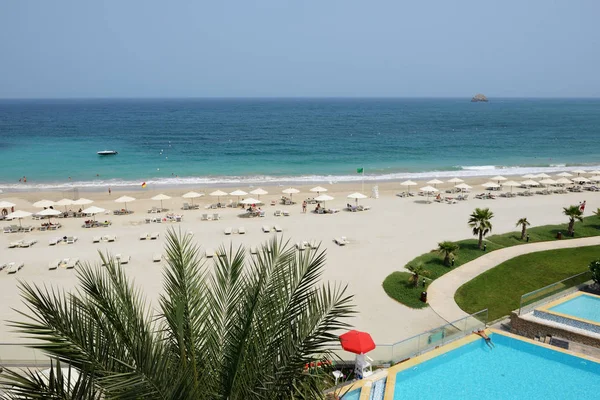 A praia no hotel de luxo, Fujairah, Emirados Árabes Unidos — Fotografia de Stock