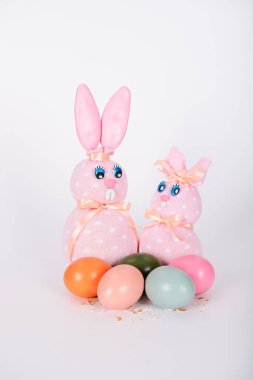 Pembe Paskalya erkek ve kadın el yapımı tavşanlar ve Paskalya yumurtaları 