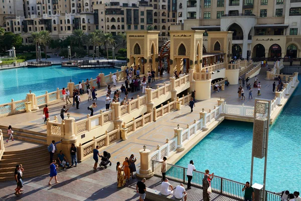 DUBAI, Emirati Arabi Uniti - 19 NOVEMBRE: La vista su Souk Al Bahar e turisti sono vicino al Dubai Mall. È il più grande centro commerciale del mondo. Si trova nel complesso Burj Khalifa e ha 1200 negozi all'interno il 19 novembre 2017 — Foto Stock