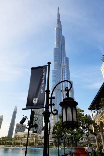 DUBAI, Emiratos Árabes Unidos - 19 de noviembre: La vista sobre Burj Khalifa al atardecer. Es el rascacielos más alto del mundo (altura 828m, 160 pisos) el 19 de noviembre de 2017 —  Fotos de Stock