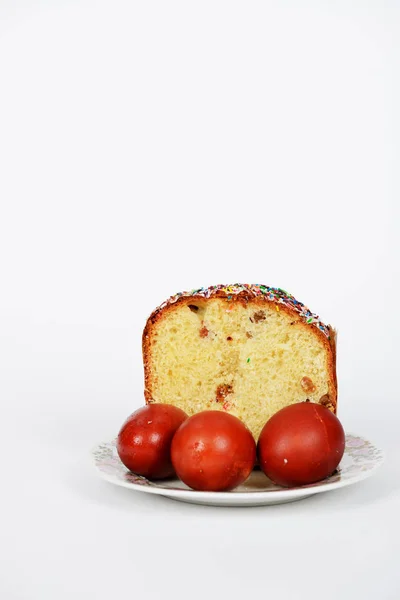 The traditional Easter cake and painted chiken eggs — Stock Photo, Image