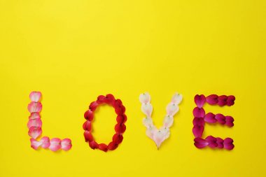 Kelime Aşk Alstroemeria çiçek ve metin alanı yaprakları ndan yapılmış