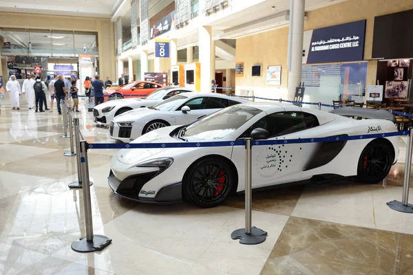 ДУБАЙ, ОАЭ - 18 НОЯБРЯ: McLaren 675LT, Audi R8 и Mercedes Benz GT R купе автомобилей Dubai Police на Dubai Motor Show 2017 18 ноября 2017 года — стоковое фото