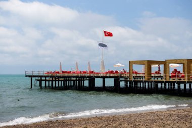 Antalya, Türkiye - 22 Nisan: Royal Adam and Eve modern lüks otel ve turistlerin plaja yakın iskelesi 22 Nisan 2014 tarihinde Antalya'da tatilde.