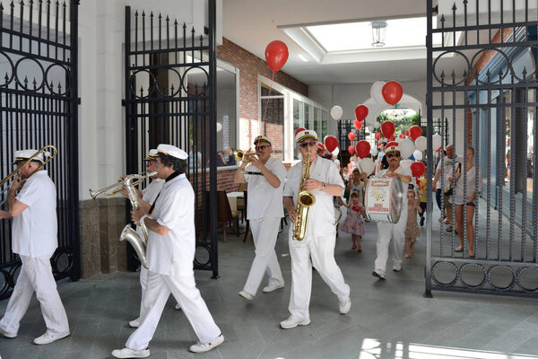 АНТАЛИЯ, ТУРЦИЯ - 22 апреля: Празднование Дня национального суверенитета и детства для туристов в гостинице 22 апреля 2014 года в Анталии, Турция
. 
