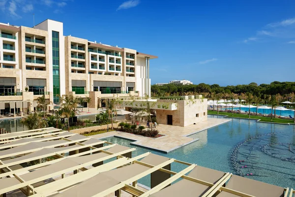 ANTALYA, TURCHIA - 22 APRILE: L'edificio e la piscina del Regnum Carya Golf and SPA resort il 22 aprile 2014 ad Antalya, Turchia . — Foto Stock