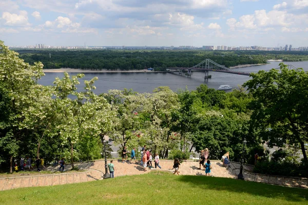 La vista sobre el río Dnipro y los árboles en flor en la ciudad de Kiev, Ucrania — Foto de Stock