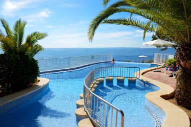 Yüzme Havuzu ve turkuaz su hotel, Mallorca Island, İspanya