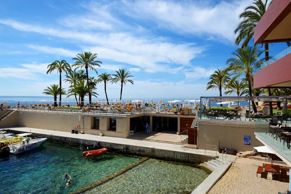 MALLORCA, SPAIN - MAY 29: The tourists enjoiying their vacation on the beach on May 29, 2015 in Mallorca, Spain. Up to 60 mln tourists is expected to visit Spain in year 2015. — Stock Photo, Image