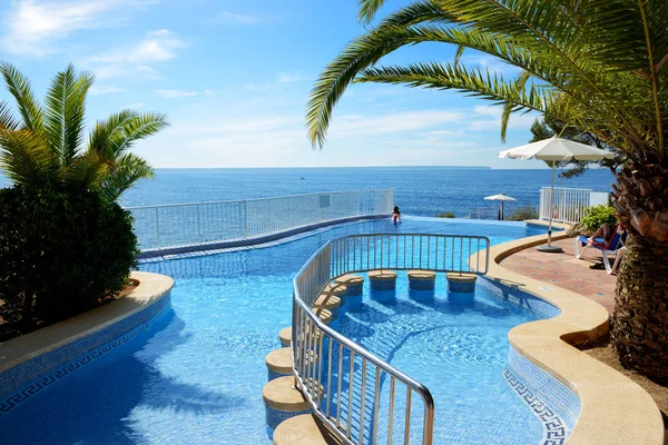 La piscina e l'acqua turchese in hotel, isola di Maiorca, Spagna — Foto Stock