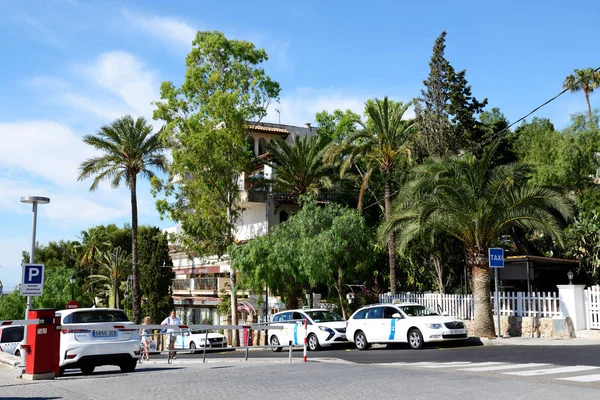 MALLORCA, SPAIN - MAY 29: The taxi cars and tourists enjoiying their vacation on May 29, 2015 in Mallorca, Spain. Up to 60 mln tourists is expected to visit Spain in year 2015. — Stock Photo, Image