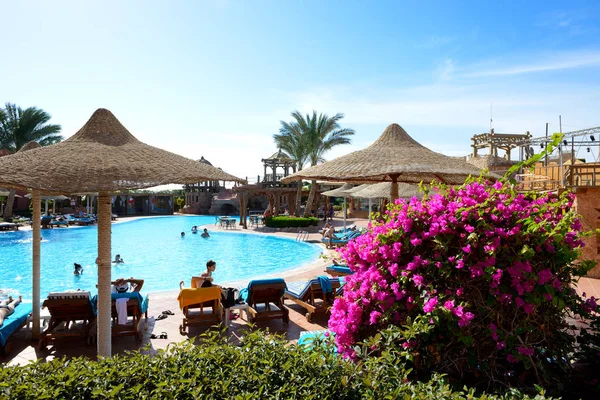 SHARM EL SHEIKH, EGYPT -  NOVEMBER 29: The tourists are on vacation at popular hotel on November 29, 2013 in Sharm el Sheikh, Egypt. Up to 12 million tourists have visited Egypt in year 2013. — Stock Photo, Image