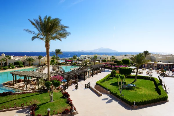 The swimming pool near outdoor restaurant at luxury hotel, Sharm el Sheikh, Egypt — Stock Photo, Image