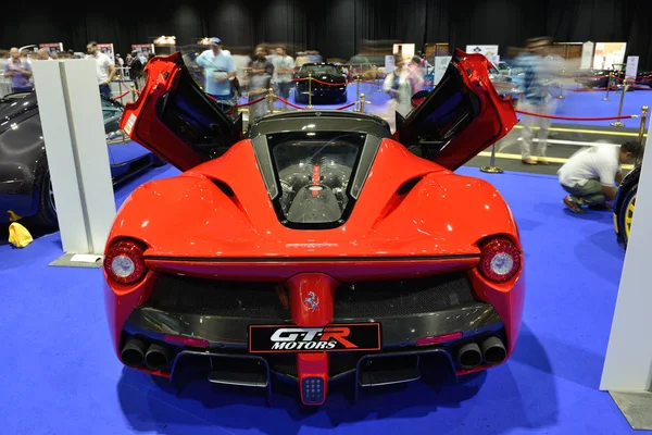 DUBAI, UAE - NOVEMBER 18: The Ferrari LaFerrari sportscar is on Boulevard of Dreams on Dubai Motor Show 2017 on November 18, 2017 — Stock Photo, Image