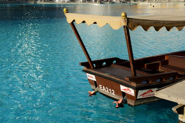 Dubai, Förenade Arabemiraten - 19 November: Traditionell Abra båten för turister transport i Dubai downtown på 19 November 2017 — Stockfoto