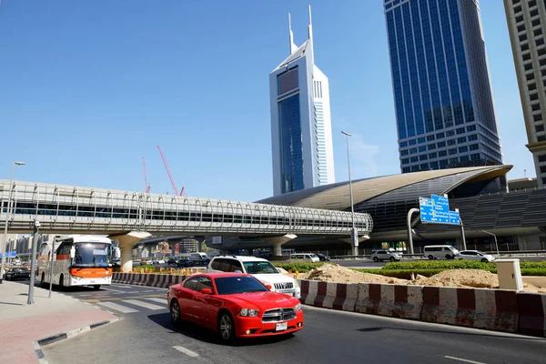 DUBAI, Emirados Árabes Unidos - NOVEMBRO 19: O tráfego de carros de Dubai fica perto da estação de metrô de Dubai e das Torres Emirates em 19 de novembro de 2017 — Fotografia de Stock