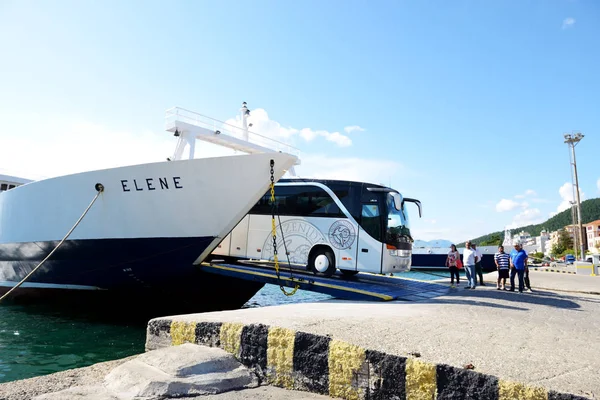 IGOUMENITSA, GREECE - MAY 17: The Corfu ferry is in moorage and bus unloading on May 17, 2016 in Igoumenitsa, Greece. The ferry transports thousands passengers daily. — Stock Photo, Image