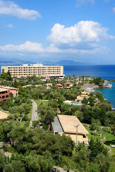 La playa y la zona de recreo en el hotel de lujo, Corfú, Grecia —  Fotos de Stock