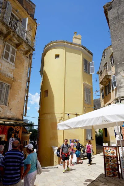 Kerkyra, Greees-17 mei: de toeristen zijn op straat 17 mei 2016 in Kerkyra, Griekenland. Tot 16 mln toeristen wordt verwacht om Griekenland te bezoeken in het jaar 2016. — Stockfoto