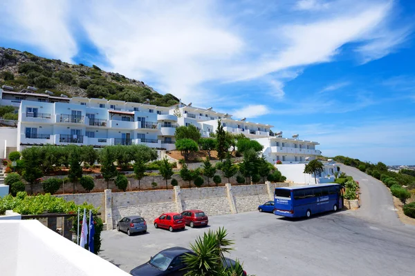 CRETE, GREECE - MAY 12: The bus for tourists transportation and rent cars are near entrance to  hotel on May 12, 2014 in Crete, Greece. Up to 16 mln tourists is expected to visit Greece in year 2014. — Stock Photo, Image