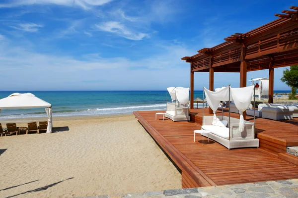 The beach at luxury hotel, Kréta, Görögország — Stock Fotó