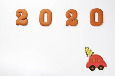 El yapımı yemek likek zencefilli 2020 yazıt ve beyaz arka plan üzerinde Yeni Yıl ağacı ile zencefilli araba