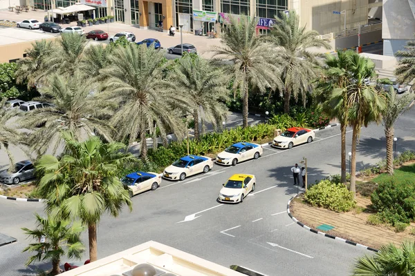 DUBAI, Emirati Arabi Uniti - 12 SETTEMBRE: Le auto dei taxi di Dubai aspettano clienti vicino all'hotel, il 12 settembre 2013, Dubai, Emirati Arabi Uniti. Nella città di lunghezza canale artificiale di 3 chilometri lungo il Golfo Persico . — Foto Stock