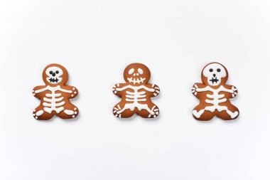 Beyaz arka plan üzerinde el yapımı yemek zencefilli Halloween sceletons