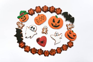 El yapımı yemek zencefilli Halloween yazıt, kabaklar, hayaletler ve beyaz arka plan üzerinde sceletons