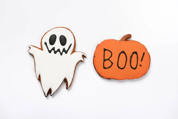 O fantasma de Halloween de pão de gengibre comestível feito à mão e abóbora com inscrição boo no fundo branco — Fotografia de Stock