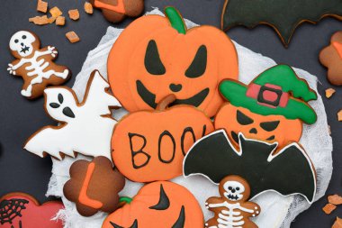 El yapımı yemek zencefilli Halloween kabak, hayaletler, yarasa ve siyah arka plan üzerinde sceletons