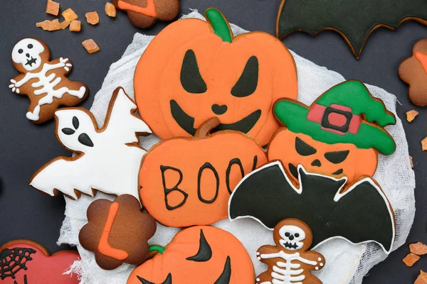 El yapımı yemek zencefilli Halloween kabak, hayaletler, yarasa ve siyah arka plan üzerinde sceletons — Stok fotoğraf