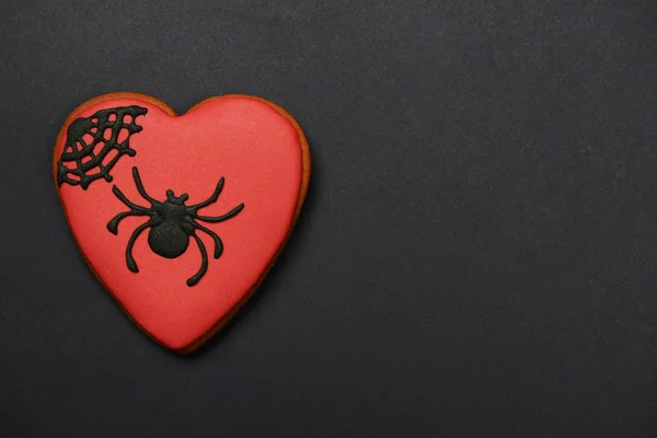 The hand-made eatable gingerbread heart with spider on black background — Stock Photo, Image